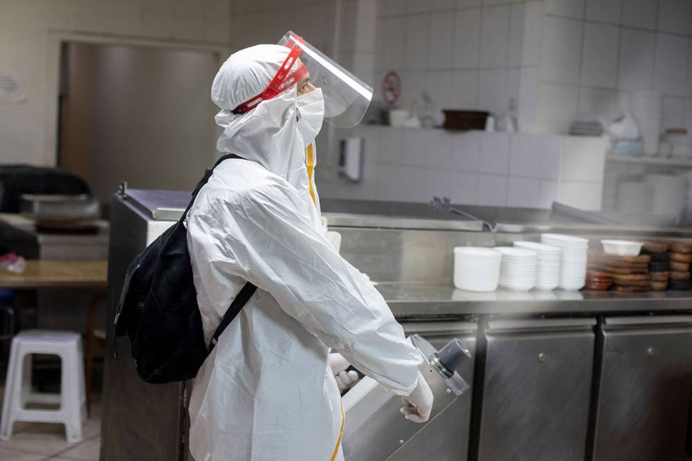 personne nettoyant une cuisine professionnelle